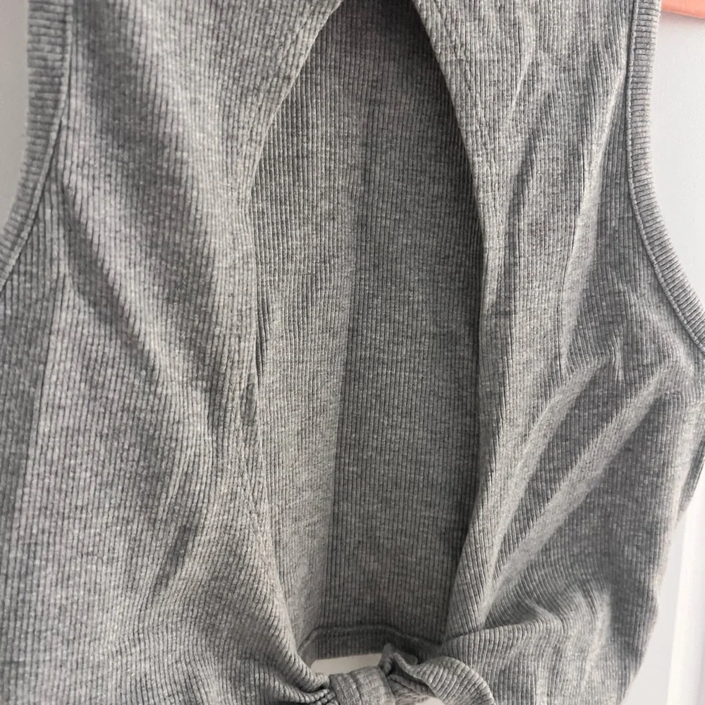Forever 21 Gray Ribbed Crop Top - Picture 5 of 6